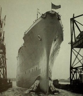 O USS General W. A. Mann deixando o estaleiro em New Jersey