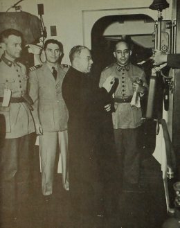 O Cardeal Arcebispo do Dom Jaime de Barros Câmara transmite uma prece para os pracinhas pelo intercomunicador do navio. Dom Jaime foi bispo de Mossoró-RN, entre 1934 e 1941.