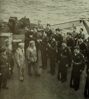 Militar brasileiro de patente elevada passando em ordem a guarda de Fuzileiros navais (Marines) a bordo do General Mann. Eram estes fuzileiros que mantinha a ordem a bordo.