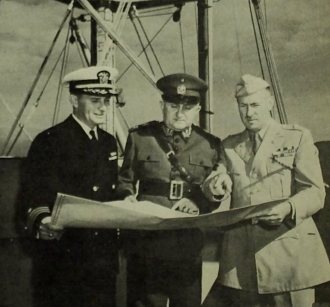 Após atracar no Rio, o capitão Maguire, o general Gaspar Dutra e o brigadeiro general Hayes A. Kroner, trocam ideias sobre a rota do General Mann para Europa