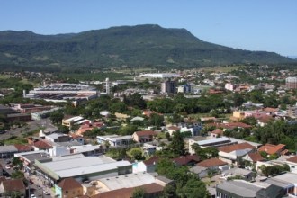 O Morro Ferrabraz fica localizado ao norte do centro da cidade de Sapiranga e é formado por rochas de origem vulcânica e sedimentar, contando com uma altitude até 630 metros ao nível do mar possui uma fauna e flora abundante, sendo considerado como patrimônio natural e área de interesse cultural e histórico desde 8 de outubro de 1987 pela lei municipal 1400/87.