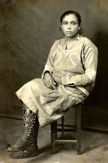 Inacinha, em vestido de batalha, mostra como a perneira casava com a alpercata - Fonte - http://jornalggn.com.br/blog/luisnassif/livro-sobre-lampiao-retirado-das-prateleiras