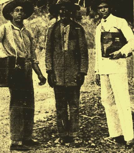 A esquerda vemos o fotógrafo João Batatinha, ao centro um guia sertanejo e a direita o correspondente de A Noite, o qual não descobrimos sua identidade.