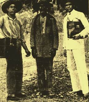 A esquerda vemos o fotógrafo João Batatinha, ao centro um guia sertanejo e a direita o correspondente de A Noite, o qual não descobrimos sua identidade.