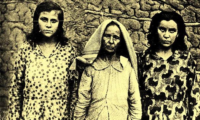 A centro vemos Dona Maria Martins, a sua direita a filha que escapou da sanha dos cangaceiro e a sua esquerda está Romana, que segundo reportagem do jornal A Noite, foi estuprada por Lampião.