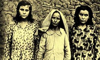 A centro vemos Dona Maria Martins, a sua direita a filha que escapou da sanha dos cangaceiro e a sua esquerda está Romana, que segundo reportagem do jornal A Noite, foi estuprada por Lampião.