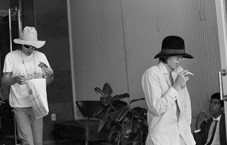 Richards (chapéu preto) e Jagger, tentando passar desapercebido no carientismo Brasil de 1969. Fonte - http://acervo.estadao.com.br/