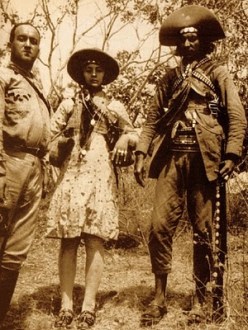 Nesta clássica foto vemos Benjamin Abrahão, o armado Lampião e a sua Maria Bonita ostentando uma profusão de correntes de ouro.