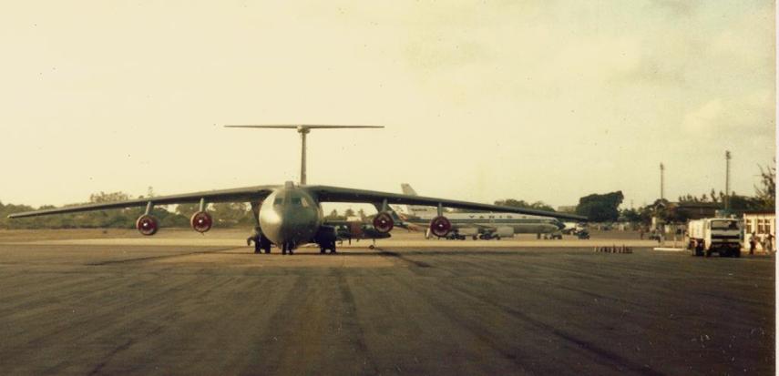 Um avião de carga Lockheed C-141 Starlifter, do Military Air Transport Service (MATS), apoiando os caças norte-americanos em Natal. Ao fundo um Boeing 737 da antiga Varig.