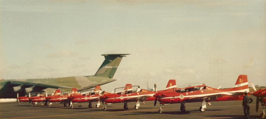 O grande avião de transporte Lockheed C-5 Galaxy, da USAF, ao lado dos Embraer T-27 Tucanos da Esquadrilha da Fumaça, no dia dos portões abertos do exercício Tigre II, em Natal, no dia 27 de outubro de 1995. 