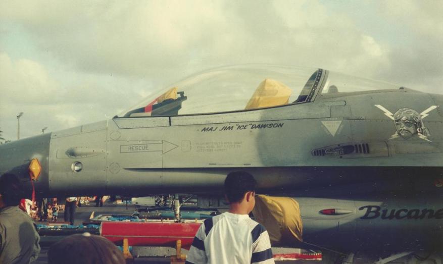 Um modelo General Dynamics F-16 A Block 15 ADF Fighting Falcon