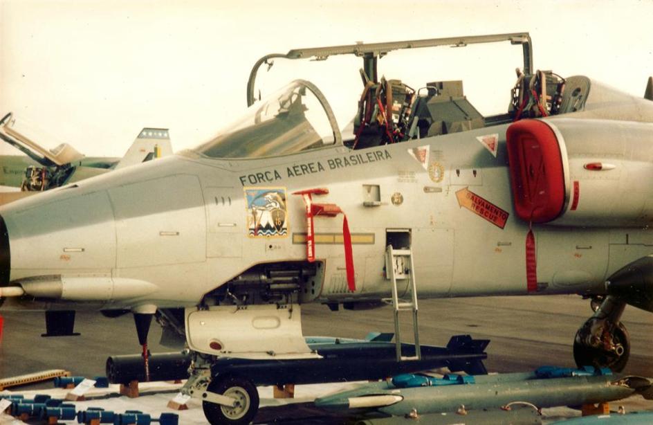 Embraer A-1A, do 1° Esquadrão do 16° Grupo de Aviação (1º/16º GAv), o conhecido Esquadrão Adelphi