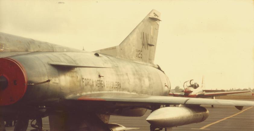 Fuselagem delgada de um Mirage III da FAB.