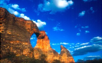 Pedra Furada no Parque Nacional Serra da Capivara, que acolhe com seus vestígios o homem mais antigo das Américas, sendo assim, conhecido como o 