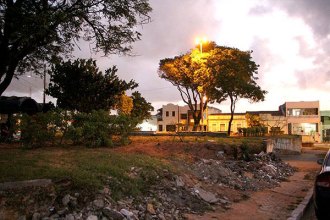 A Praça João Tibúrcio está destruída. Muretas que sustentam os desníveis do terreno estão sem manutenção e estrutura está comprometida - Foto - Alex Régis