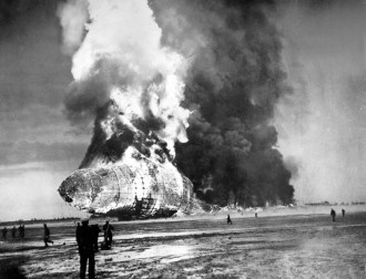 Fonte - http://www.sueddeutsche.de/auto/hindenburg-tragoedie-vor-jahren-es-ist-in-flammen-ausgebrochen-1.1348696-13