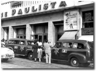 Brasil, São Paulo, SP. 31/12/1956. Fila na entrada para um baile de Rock´n´Roll, chamado"Ao Balanço das Horas" no Cine Paulista. Foto: Antonio Lucio/AE Pasta: 25.016