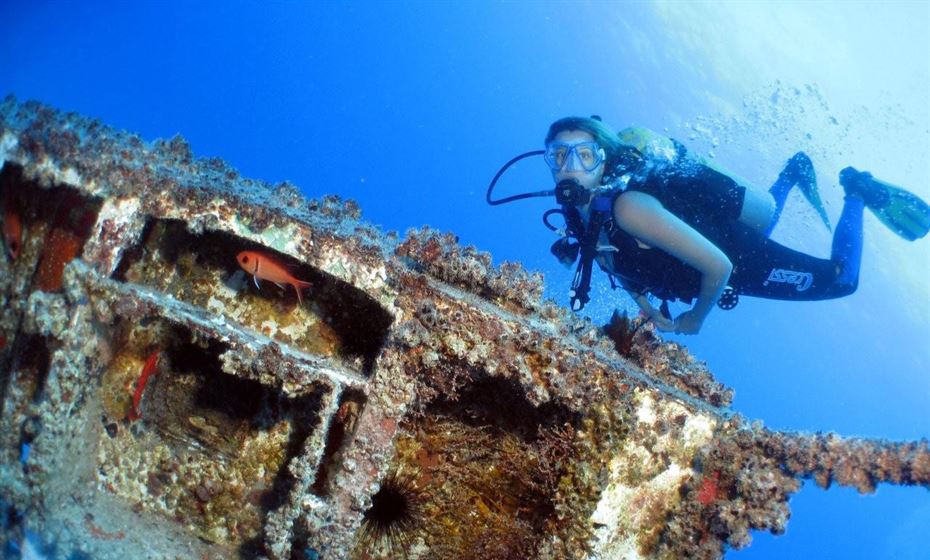 18988593080009305600000