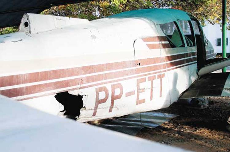 ft_av_Piper PA-23 Aztec_PP-ETT_Avariado