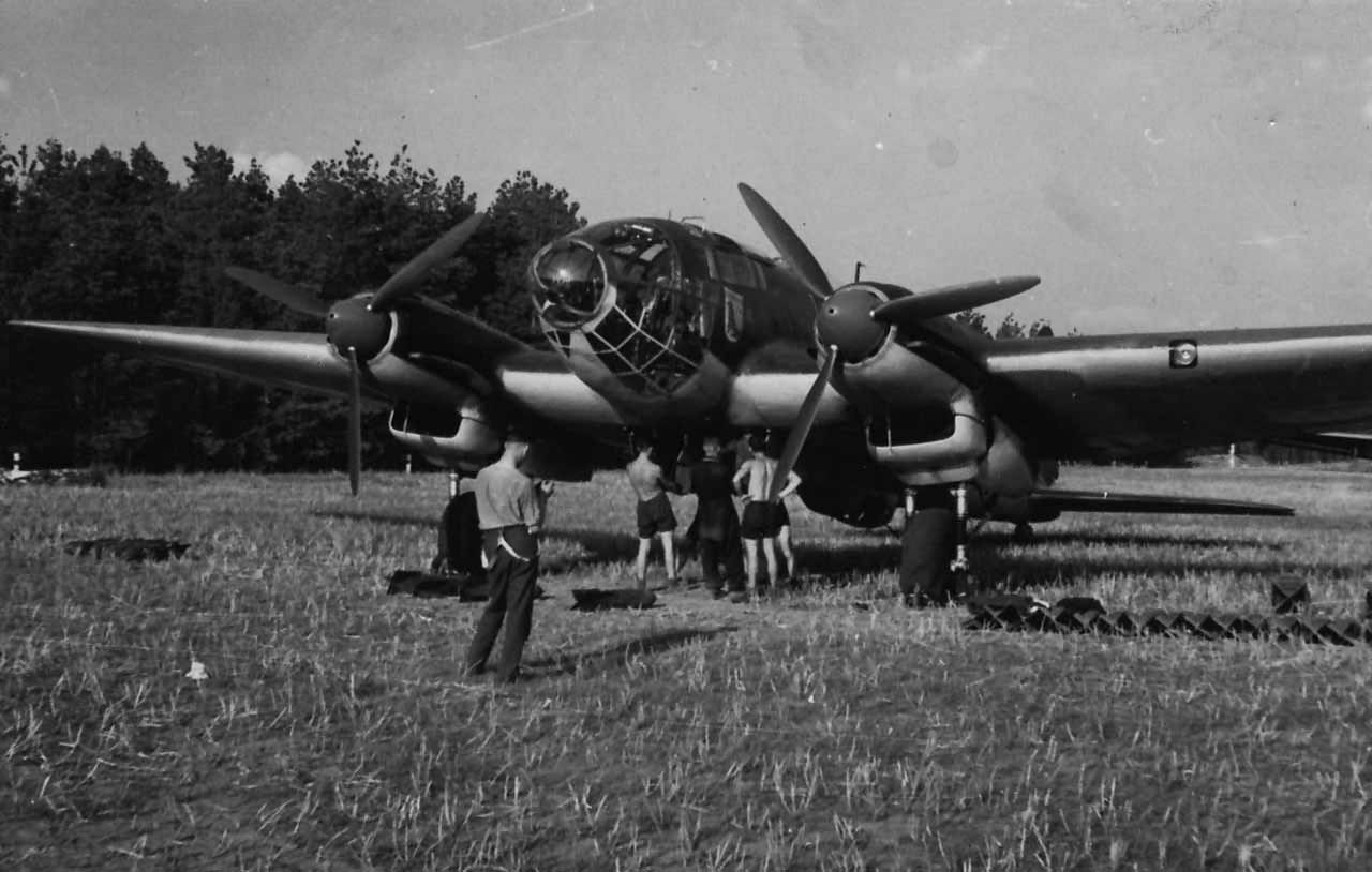 www.worldwarphotos.infoHeinkel_He_111_II.KG26_arfield_Gabbert_Pommern_1939